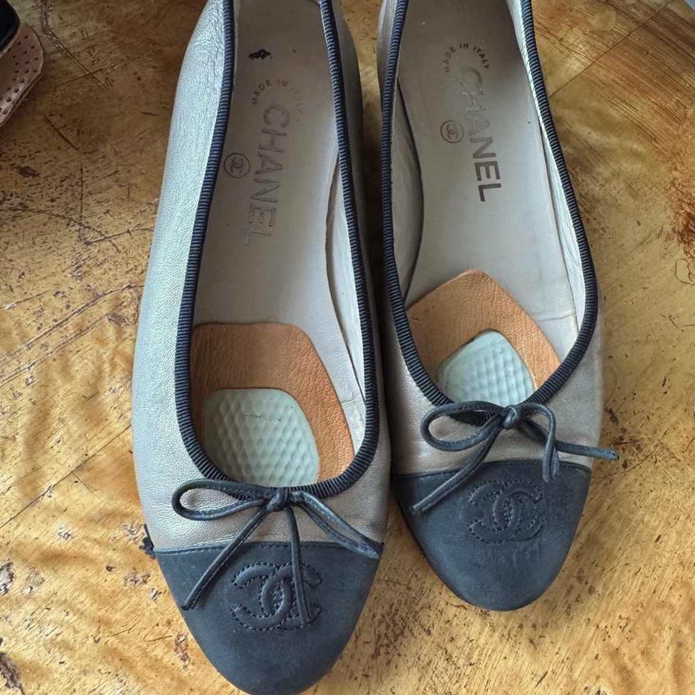 Pewter and black classic Chanel ballet(37 1/2).Good condition. Matte finish.